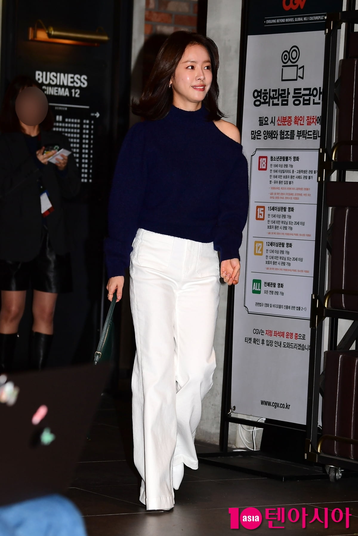 [TEN포토]한지민 '살짝 어깨 드러내고'