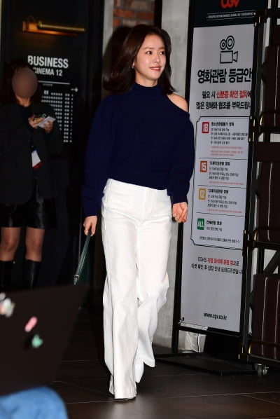 [TEN포토]한지민 '살짝 어깨 드러내고'