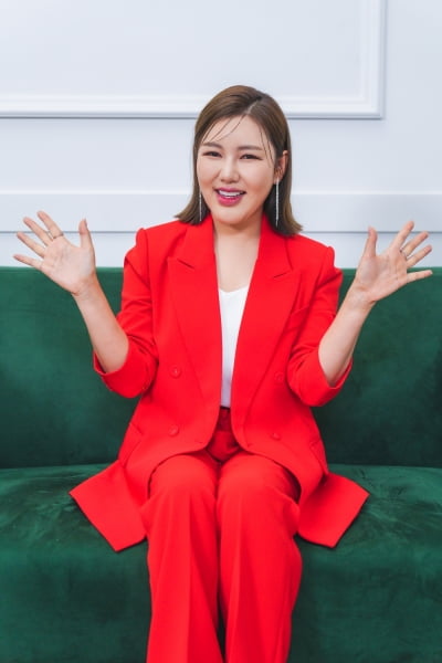 Song Ga-in advised the 'Miss Trot 3' participants, “You have to practice to your death.”