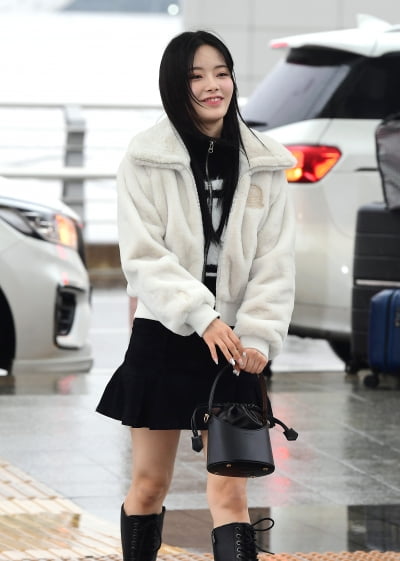 [TEN포토] 피프티 피프티 키나 ''2023 빌보드 뮤직 어워드' 프라이빗 파티 참석차 출국'