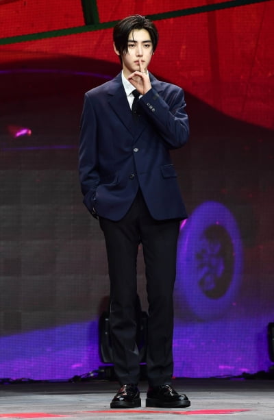 [TEN포토] 엔하이픈 성훈 '완벽한 수트핏'