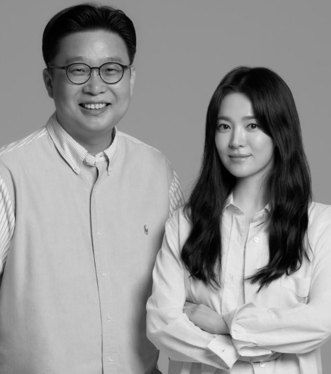 송혜교, 역사 알리기 앞장 ing…서경덕 교수와 조명하 의사 부조 작품 기증