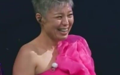I said, “As long as it's pink,”… Lee Eun-mi, wearing hot pink and rocking 'twinkle'