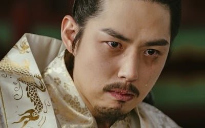 'Korea-Khitan War'ペク・ソンヒョン、イ・ミンヨンに向かって冷静な目つき