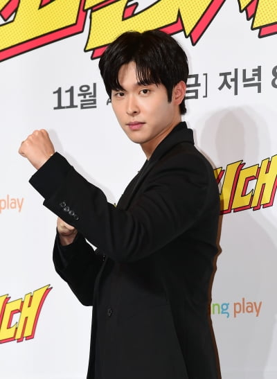 [TEN포토]이시우 '진지한 모습도 멋져'