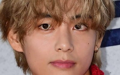 BTS V 冬の必須アイテム ダウン単独CFモデルとしてぴったり