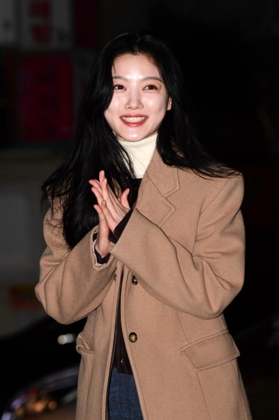 Kim Yoo-jung, I'm falling in love with her beauty...Pretty warning