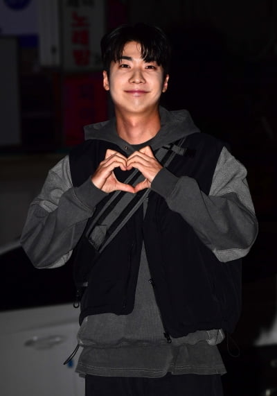 [TEN포토]홍진기 '기분 좋은 하트'(마이 데몬 회식)
