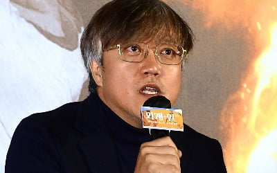 '외계+인2' 최동훈 감독, "1년 반 동안 후반 작업하며 150번 정도 본 것 같다"