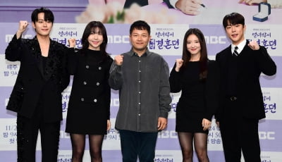[TEN포토]이세영-배인혁-주현영-유선호-박상훈 감독 '열녀박씨 계약결혼뎐 힘찬 파이팅'