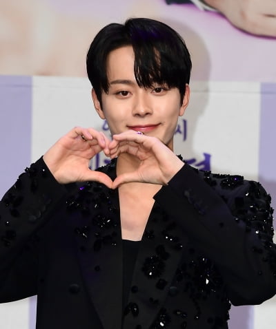 [TEN포토]유선호 '여심 사로잡는 하트'