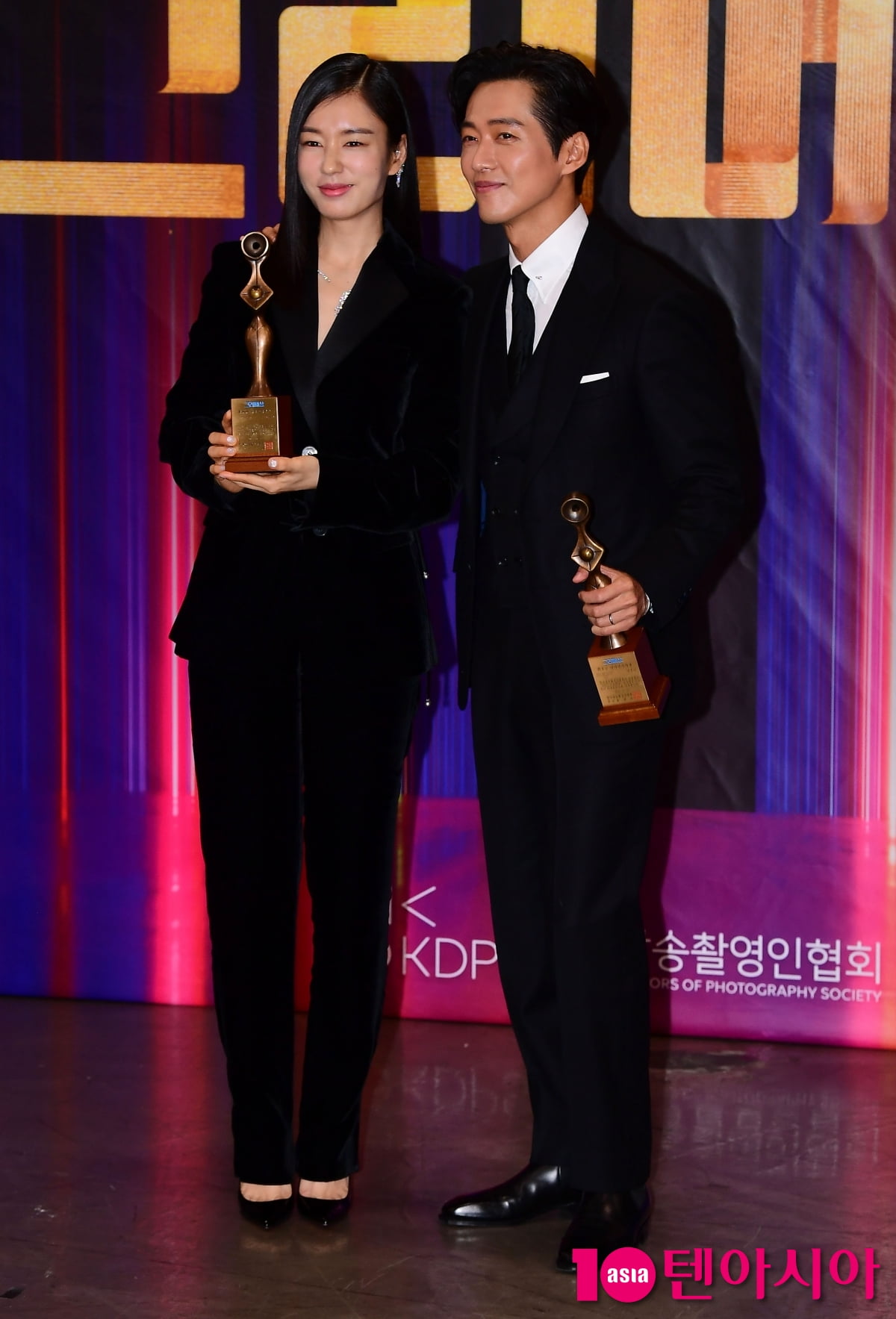 [TEN포토]안은진-남궁민 '연인으로 그리메상 최우수 연기상 수상'