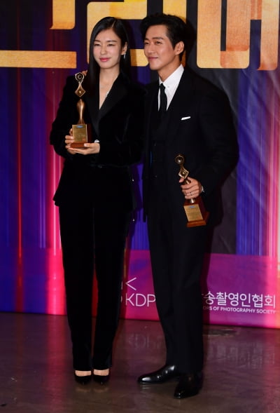 [TEN포토]안은진-남궁민 '연인으로 그리메상 최우수 연기상 수상'