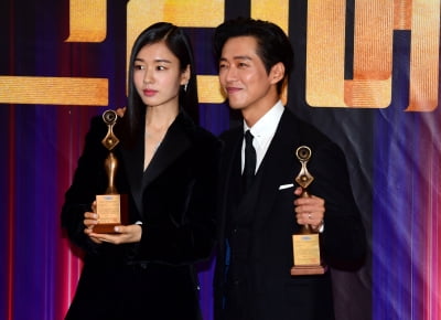 [TEN포토]안은진-남궁민 '수상한 길채와 장현'