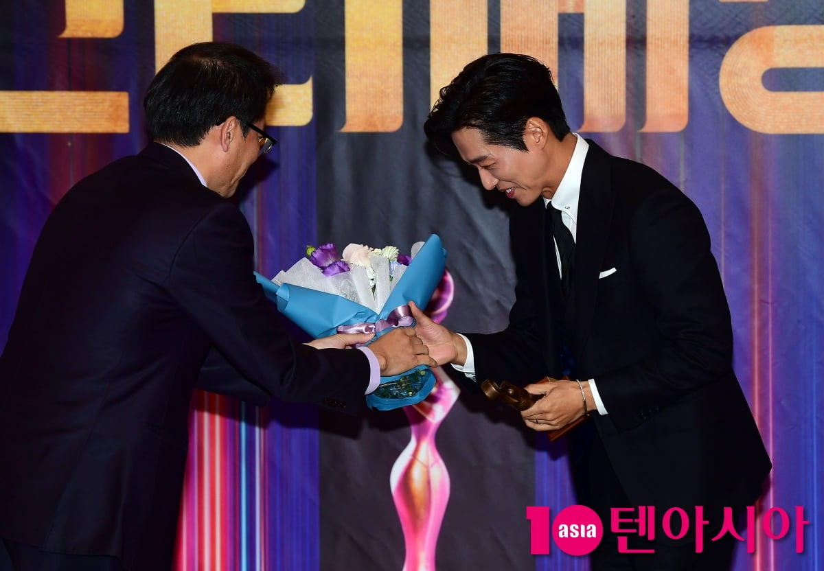 [TEN포토]남궁민 '촬영인들에게 받는 상'