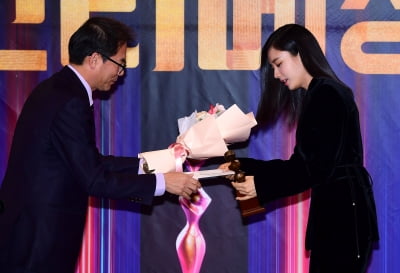 [TEN포토]안은진 '상금도 있네'