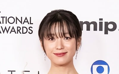 ハン・ヒョジュ、米国エミー賞が輝いた。輝く優雅さ