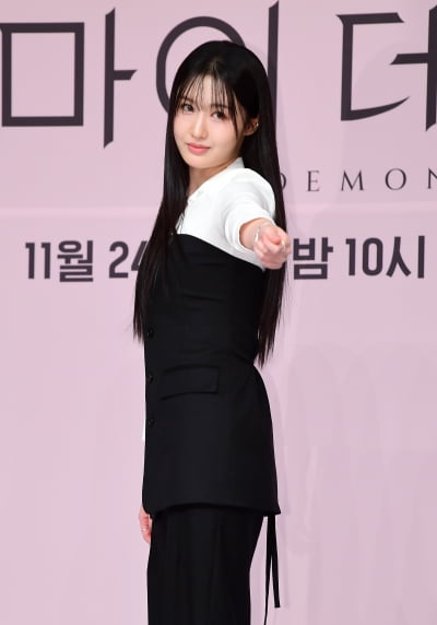 [TEN포토]조혜주 '화려한 쌍검무'