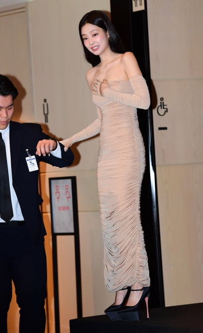 [TEN포토]블랙핑크 제니 '걷기도 힘든 드레스'