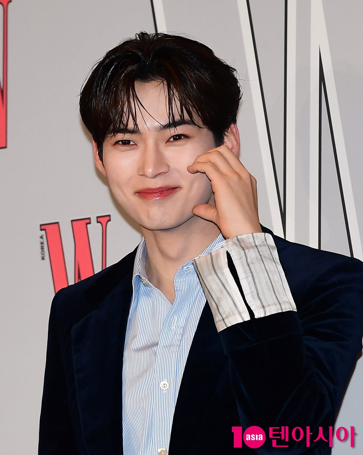 [TEN포토]제로베이스원 성한빈 '조각상이 웃네'
