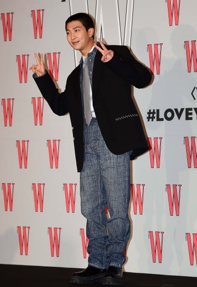 [TEN포토]방탄소년단 RM '귀엽게 브이'