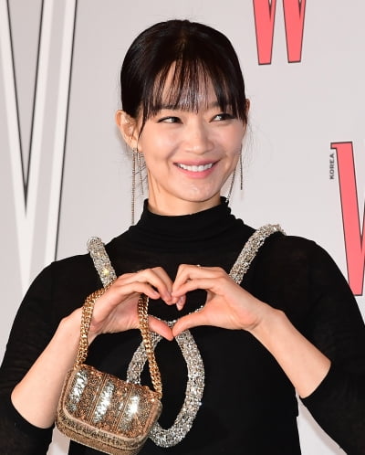 [TEN포토]신민아 '깜찍한 하트'