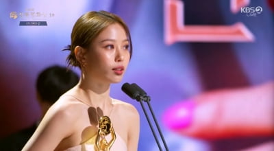 '밀수' 고민시, 신인여우상 영예 "롤모델 김혜수 닦은 길 따라가겠다" [44th 청룡영화상]