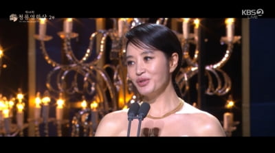 "떠날 때는 미련 없이"…'청룡 여신' 김혜수, 끝까지 멋지고 아름다웠다 [44th 청룡영화상]