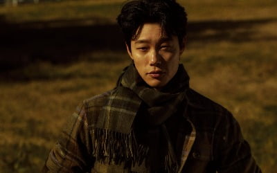 Actor Ryu Jun-yeol, a pictorial showing his boyish charm in his indifferent eyes.