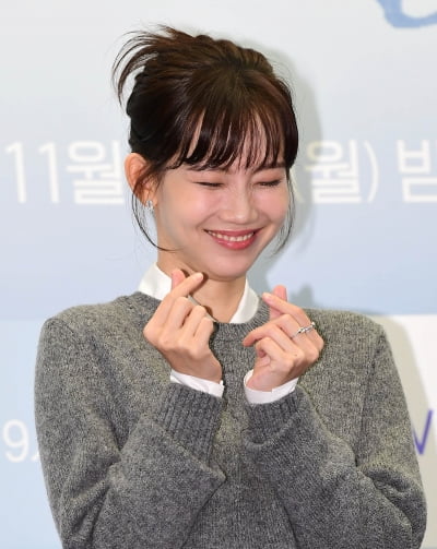 [TEN포토]신현빈 '수줍은 하트'