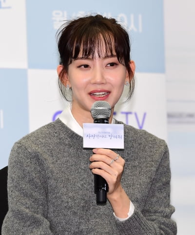 [TEN포토]신현빈 "정우성 선배 밥 잘사주는 예쁜 선배"