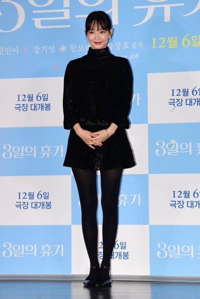 [TEN포토]신민아 '인형이랑 붕어빵'