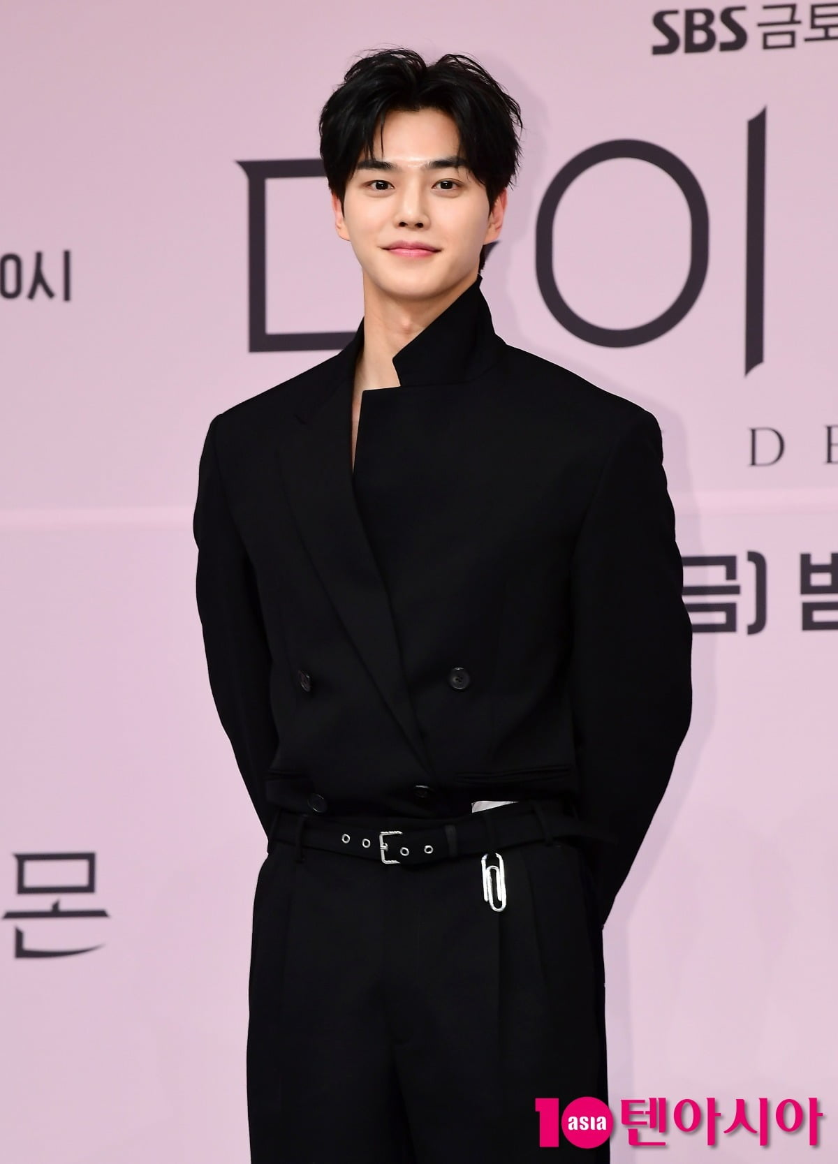 '스위트홈2' 송강 "붕 뜨지 않으려 노력, 현장에서 장난기 억눌렀다"