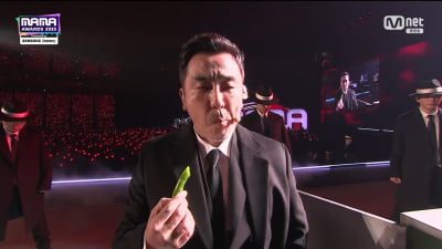 "이것은 고추인가 열정인가" 류승룡, 고추 먹방으로 에이티즈 파격 지원사격 ('2023 MAMA AWARDS')