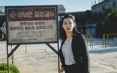 Actors Lee Ha-nui and Jin Seon-gyu from the movie 'Alienoid Part.2' show off high-level action scenes