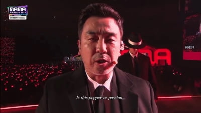 Ryu Seung-ryong showed off an unconventional chili pepper performance at the MAMA Awards held at Tokyo Dome in Japan.