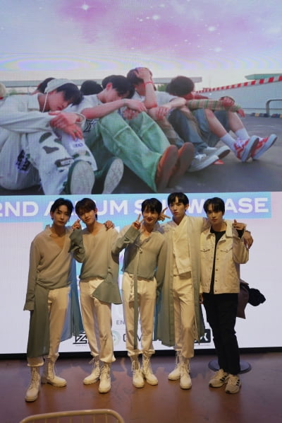 Boy group Weirs returns with 2nd single Starry Dream/Destiny