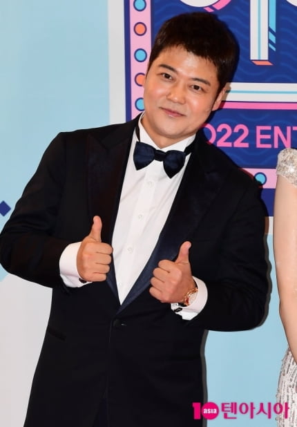 전현무, ‘11년 동행’ SM C&C와 재계약