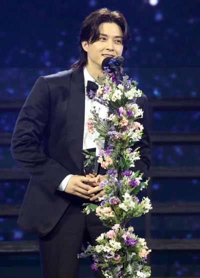 “이충현♥전종서에 감사” 김지훈, AAA 베스트 아티스트상 수상