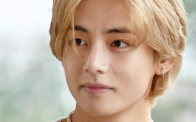 「セリーヌボーイ」防弾少年団V、ビジュアルからファッションまでワールドクラス