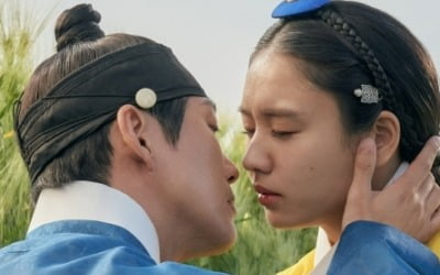 ナムグン·ミン、再会したアン·ウンジンとキス