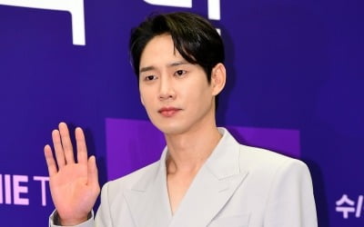 パク・ソンフン、連続で警察に変身