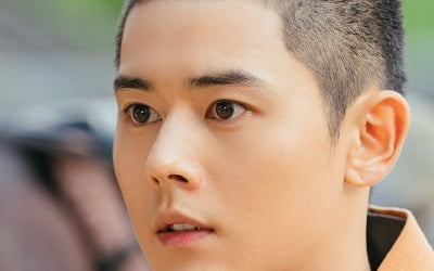 キム・ドンジュン、運命の呪いを背負った19歳の皇帝