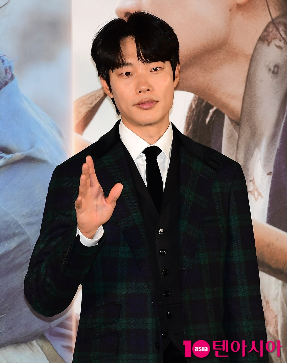 흥행 부진 설움 씻은 '거미집' 김지운 감독·정수정. 수상 기쁨…감독들 선택 받았다