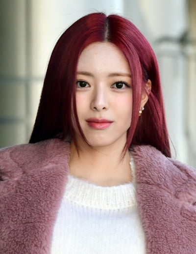 [TEN포토] 있지 유나 '클로즈업 부르는 미모'