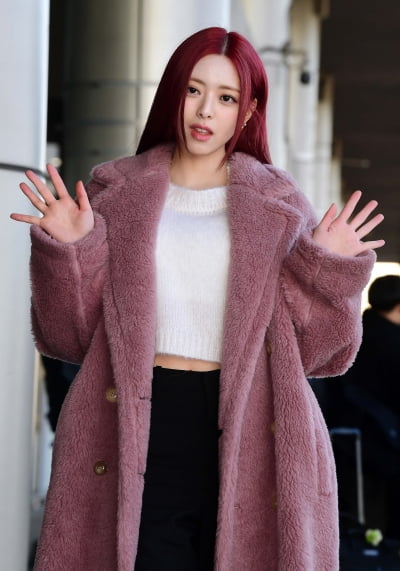 [TEN포토] 있지 유나 '손 흔드는 인형'