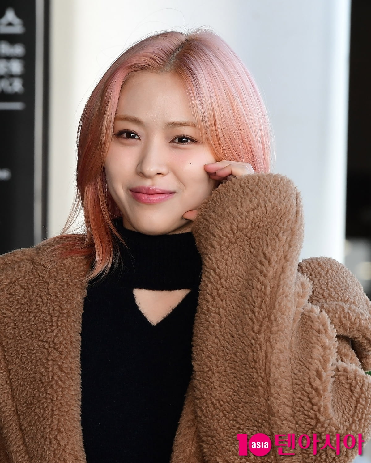 [TEN포토] 있지 류진 '상큼한 하트'