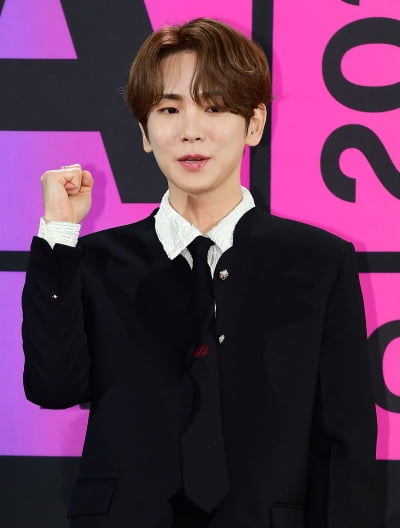 [TEN포토]샤이니 키 '힘찬 파이팅!'(MMA2023)