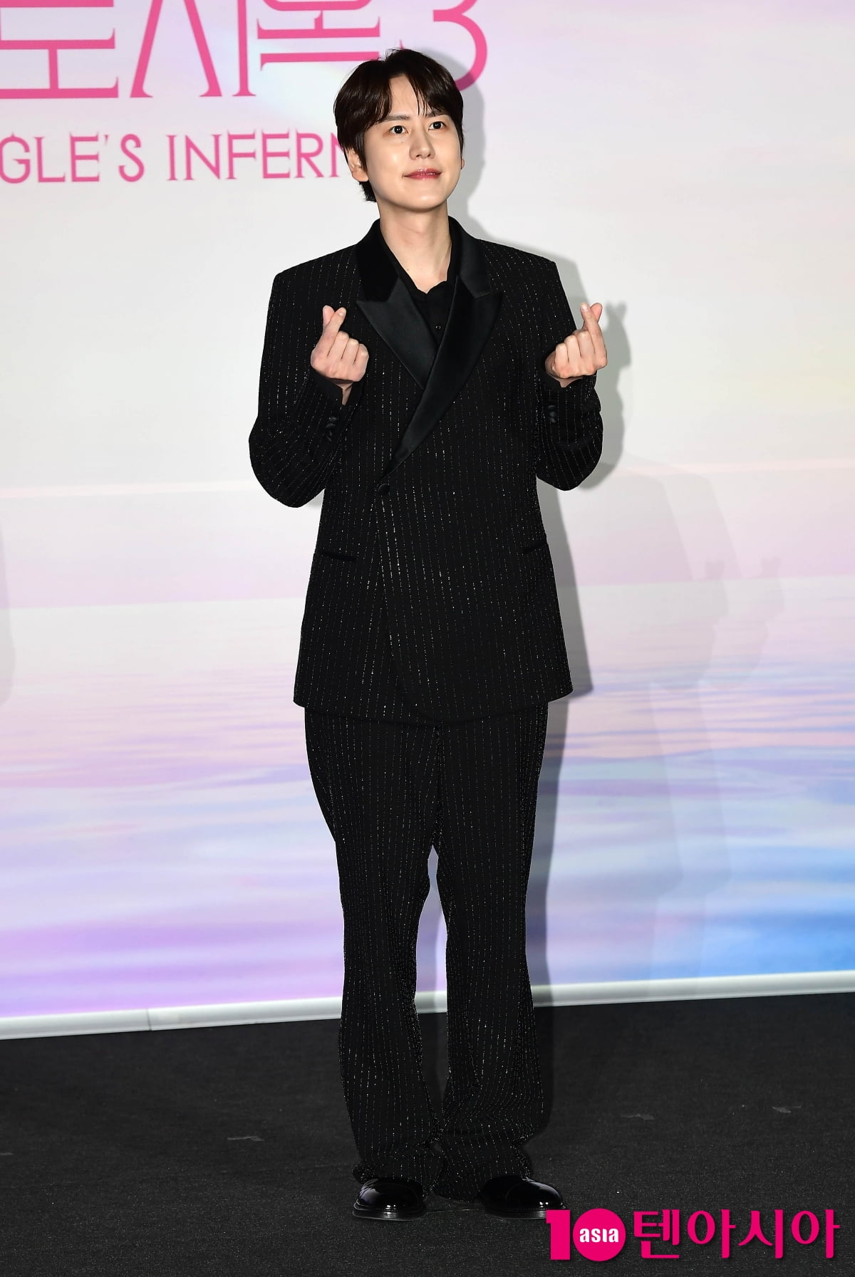 규현, 매력 넘치는 블랙...섹시 하트[TEN포토+]