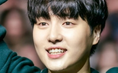 Yang Se-jong cries at first meeting with fans after discharge from military service